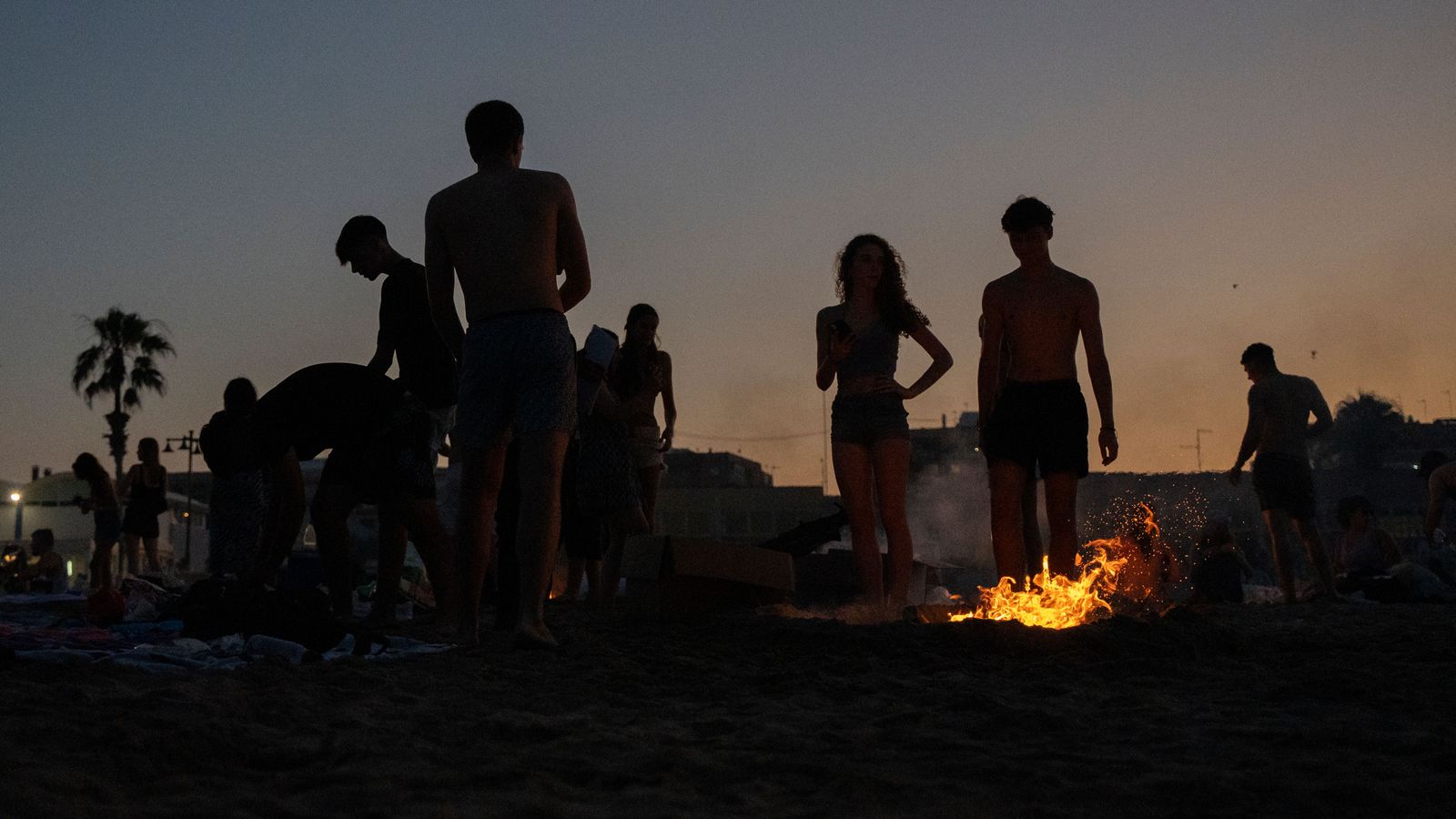 El fet que demà dimecres siga festiu allargarà, probablement, les celebracions de la nit de Sant Joan a la Comunitat Valenciana