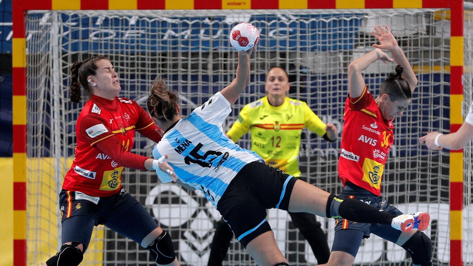 Una jugadora argentina llança a la porteria defensada per la valenciana Silvia Navarro.