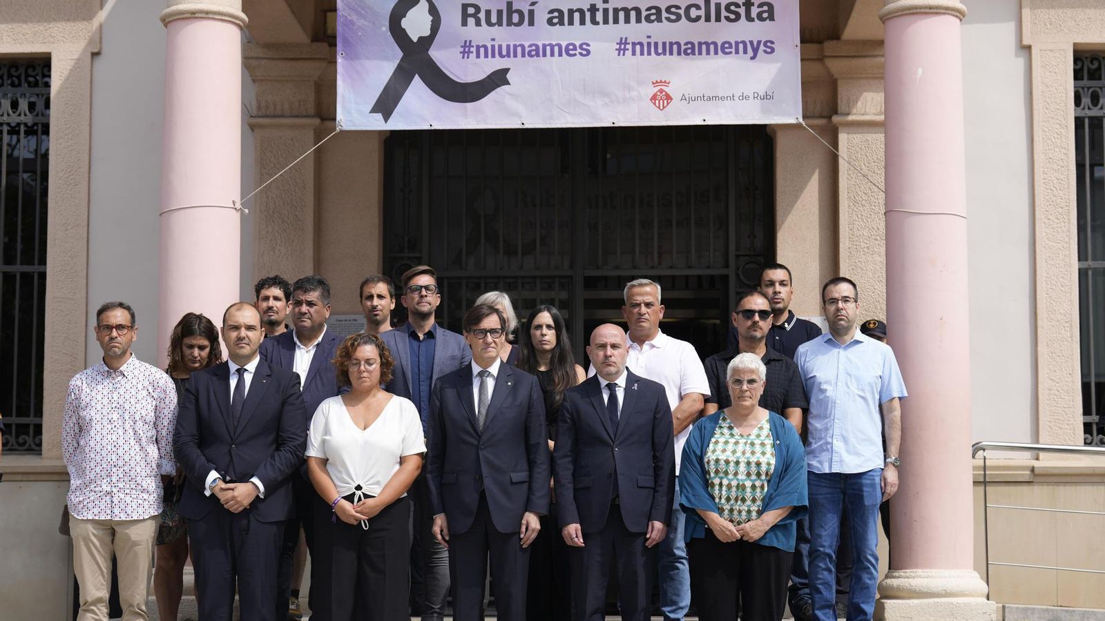 El president català, Salvador Illa (centre) assisteix al minut de silenci a Rubí pel doble crim masclista