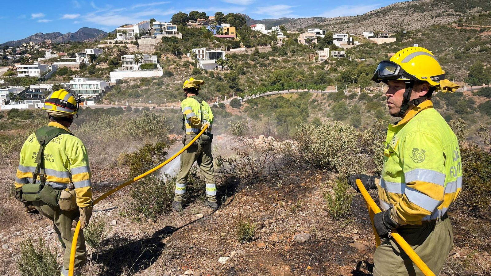 Bombers forestals de la Generalitat treballen en l'incendi d'Orpesa