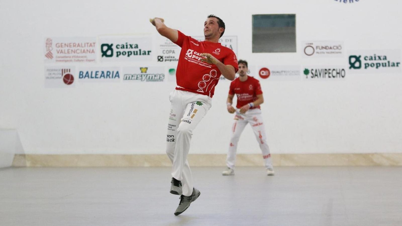 Tomás II, de mitger, i Puchol II, darrere, en la semifinal de Pelai
