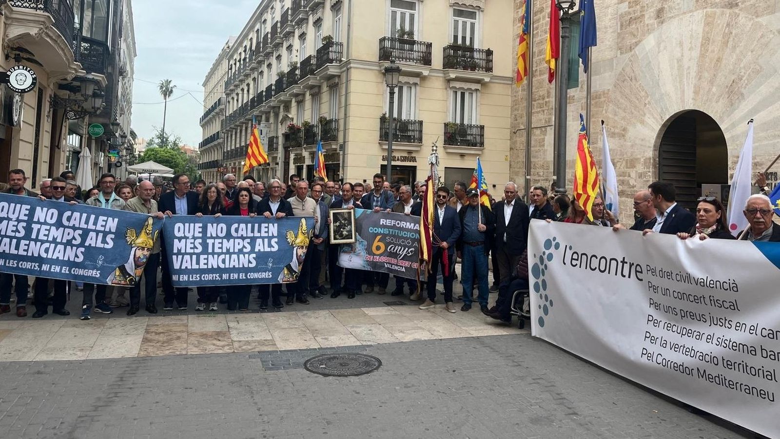 La protesta organitzada per Juristes Valencians a les portes de les Corts