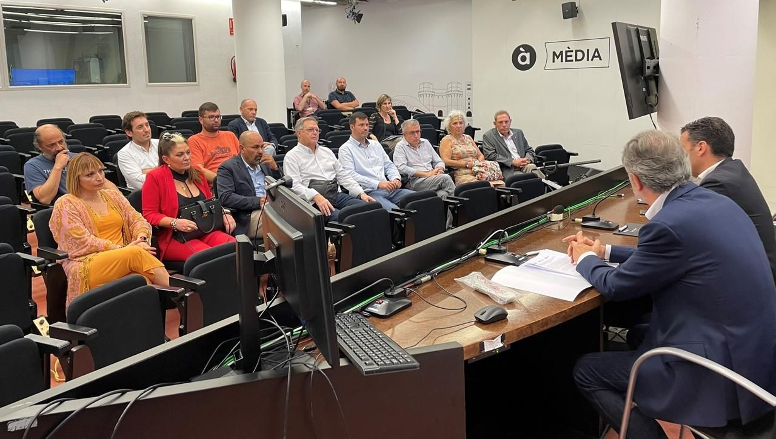 El conveni estableix un marc de col·laboració entre la televisió autonòmica i catorze empreses que operen en TDT amb llicències de televisions locals i comarcals