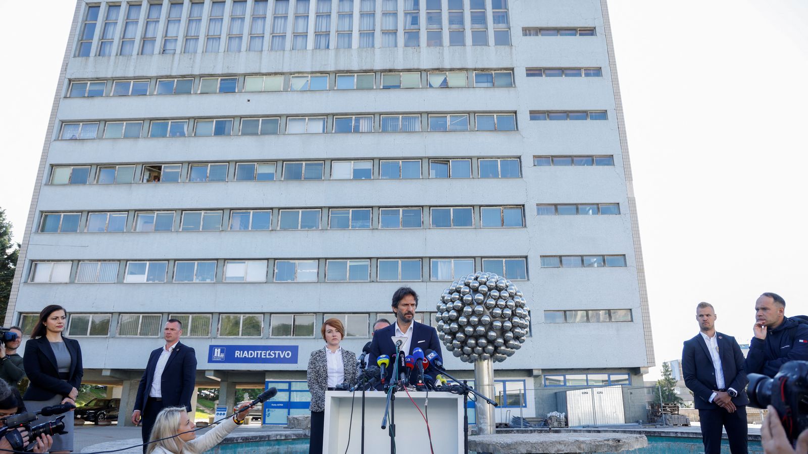 El ministre de Defensa ofereix una roda de premsa davant de l'hospital on està ingressat Robert Fico