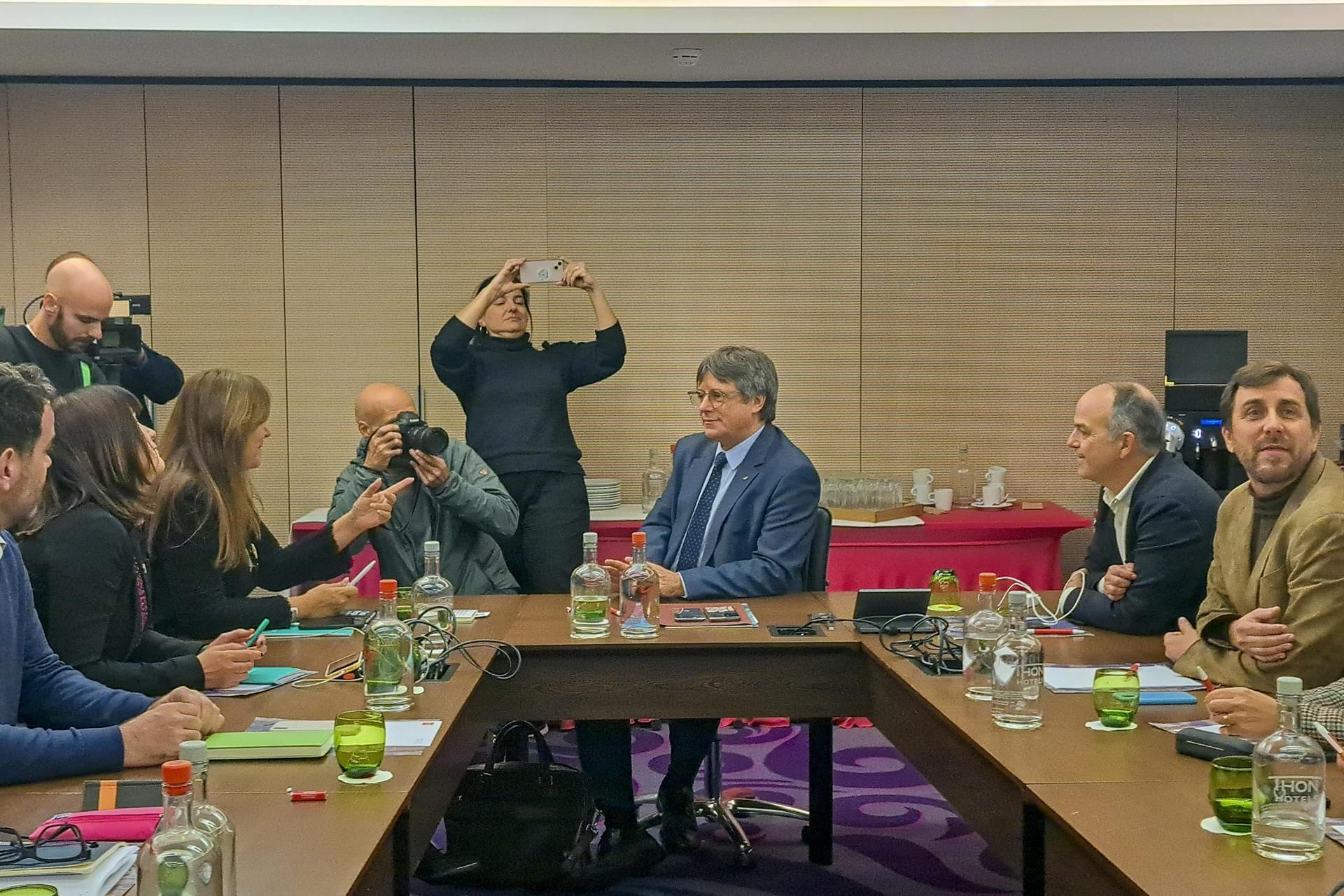 Puigdemont cita a Brussel·les la cúpula de Junts per a decidir sobre la investidura Puigdemont cita a Brussel·les la cúpula de Junts per a decidir sobre la investidura