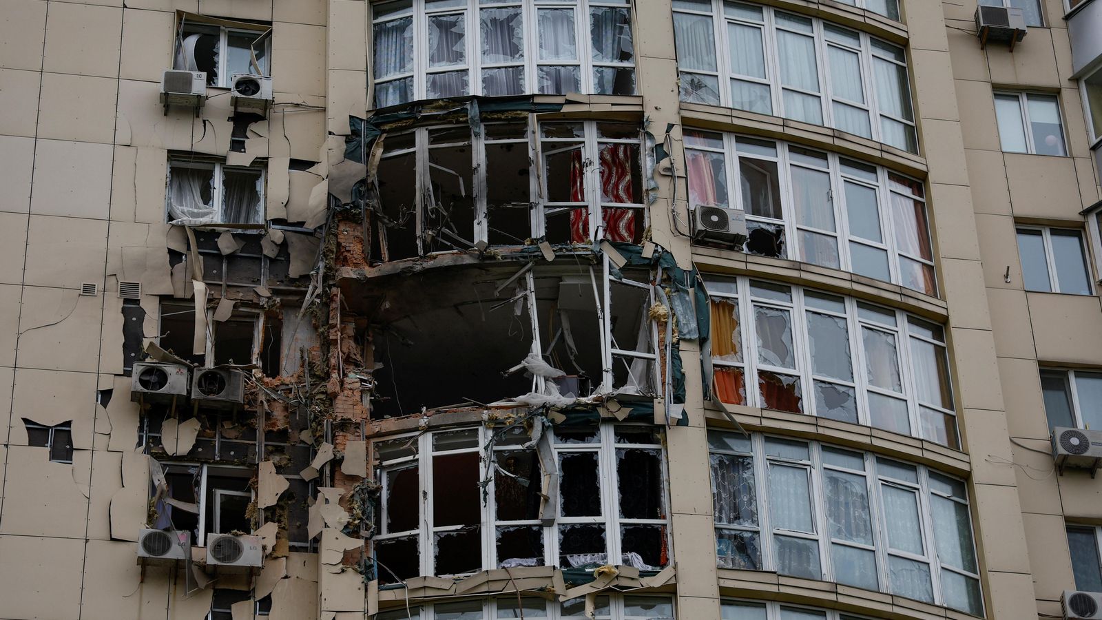 Edifici d'apartaments danyat per un atac rus amb drons a Kíev, Ucraïna