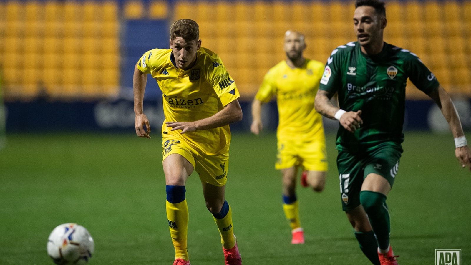 El jugador del Castelló, Víctor García, li disputa un baló a Óscar