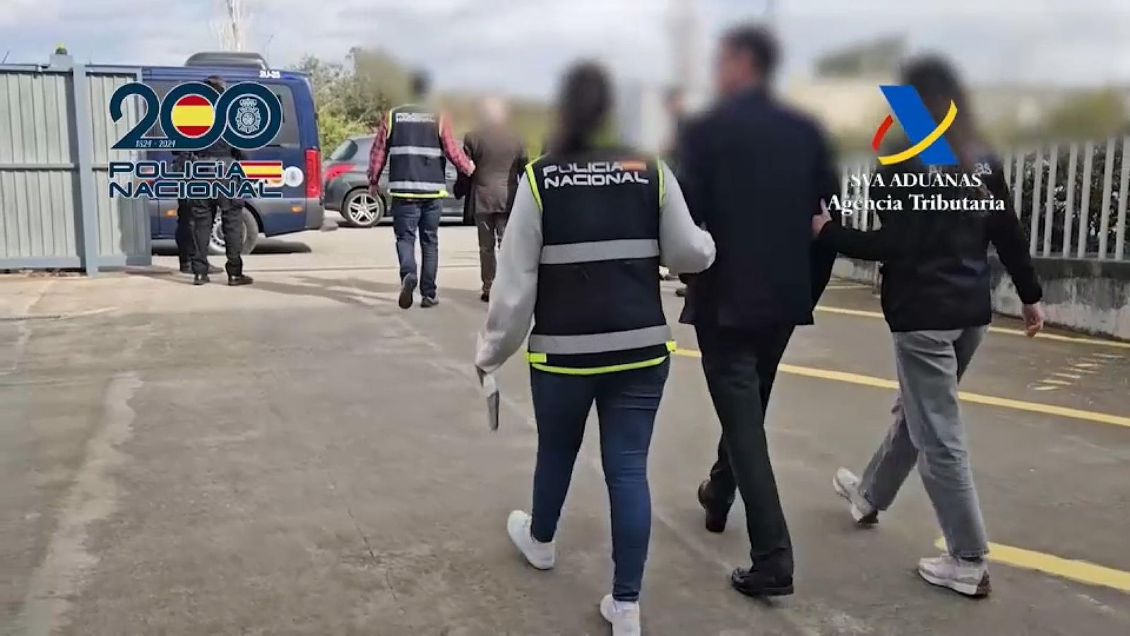 Els agents de la Policia Nacional detenen una de les persones investigades