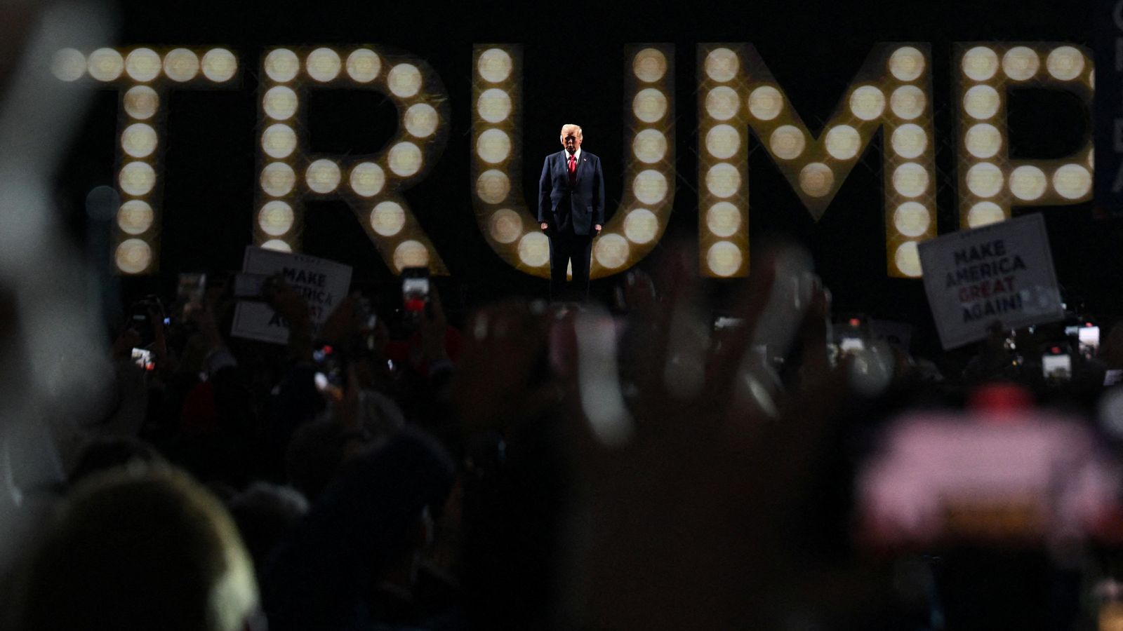 Donald Trump apareix en l'escenari de la convenció republicana