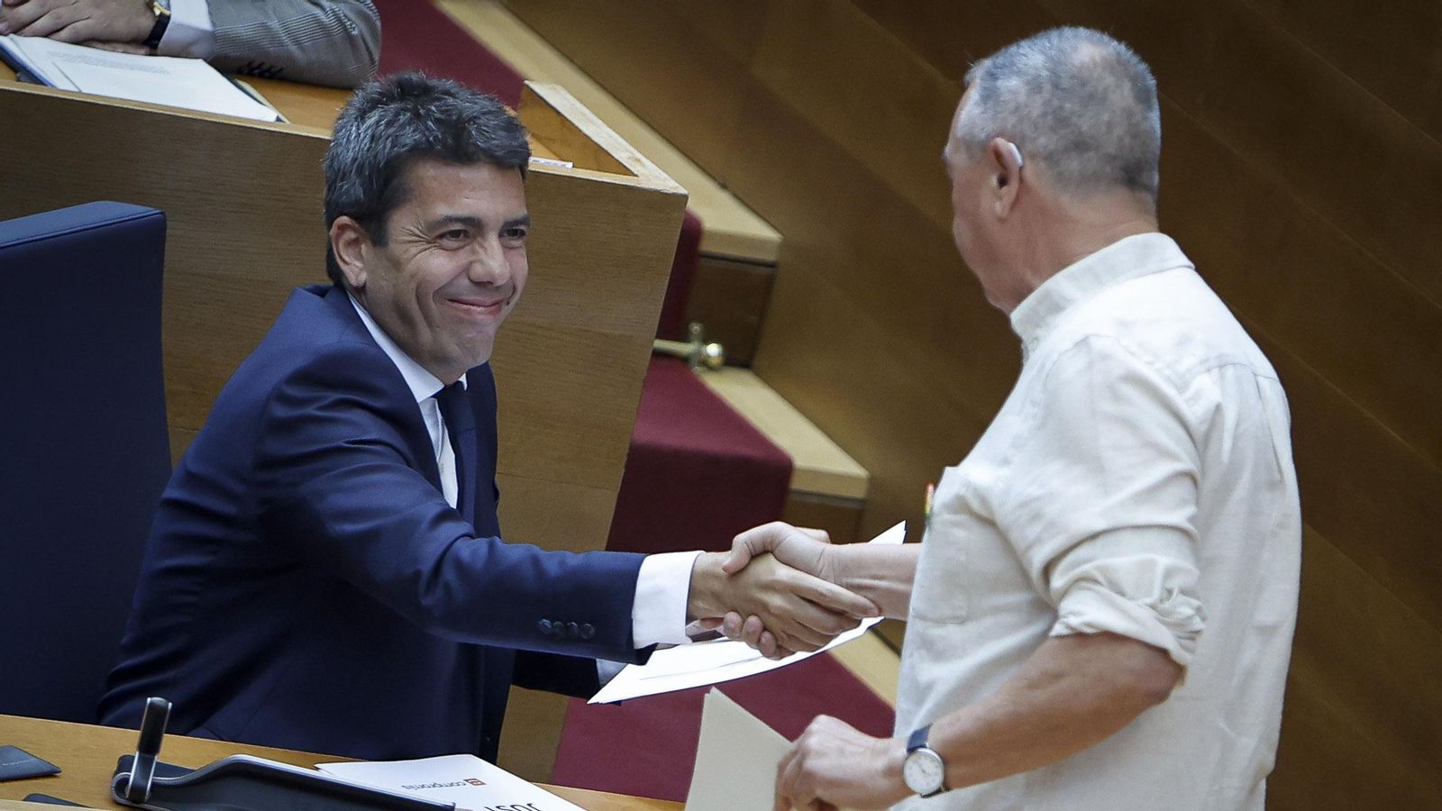 Mazón i Baldoví fan una encaixada de mans este dijous en les Corts