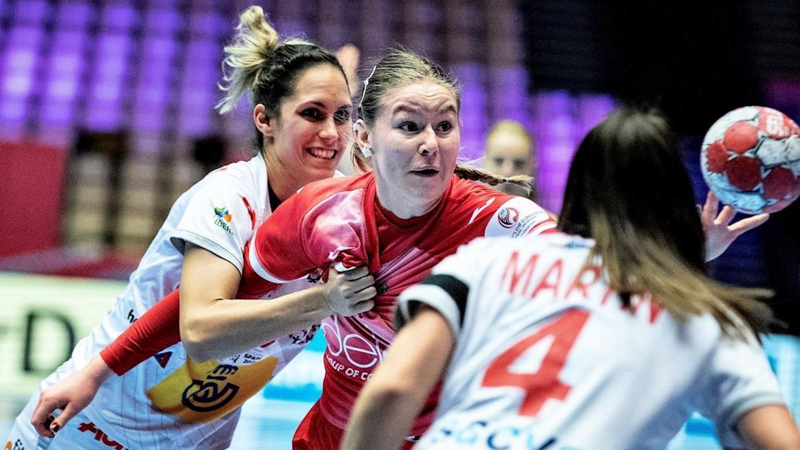 Les jugadores espanyoles lluiten per parar l'atac rus