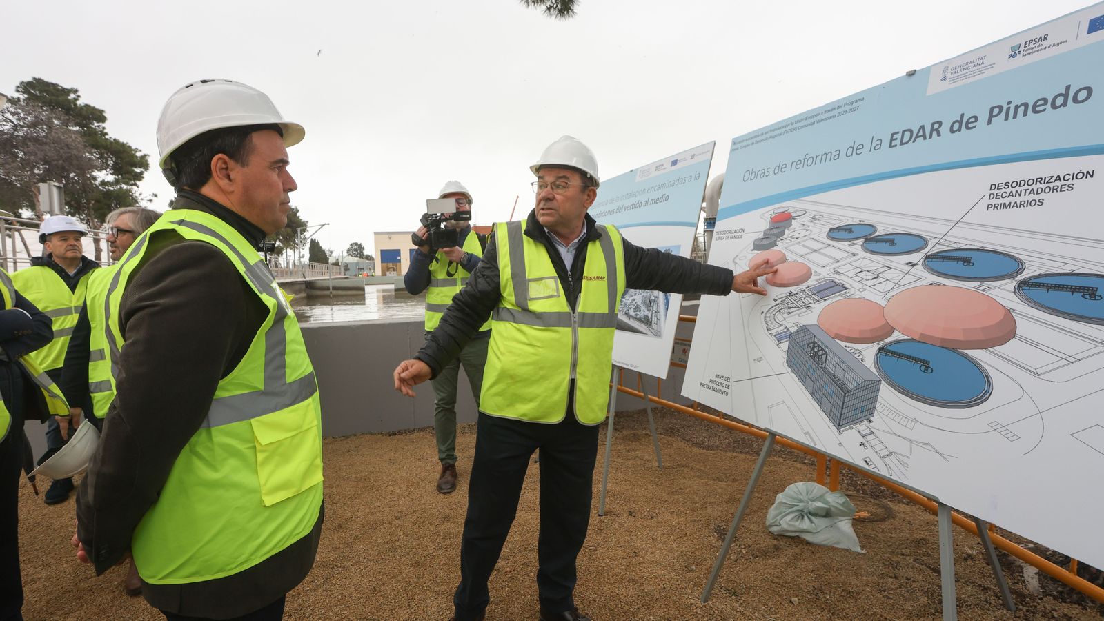 El president de la Generalitat, Juanfran Pérez Llorca, en la seua visita a la depuradora de Pinedo