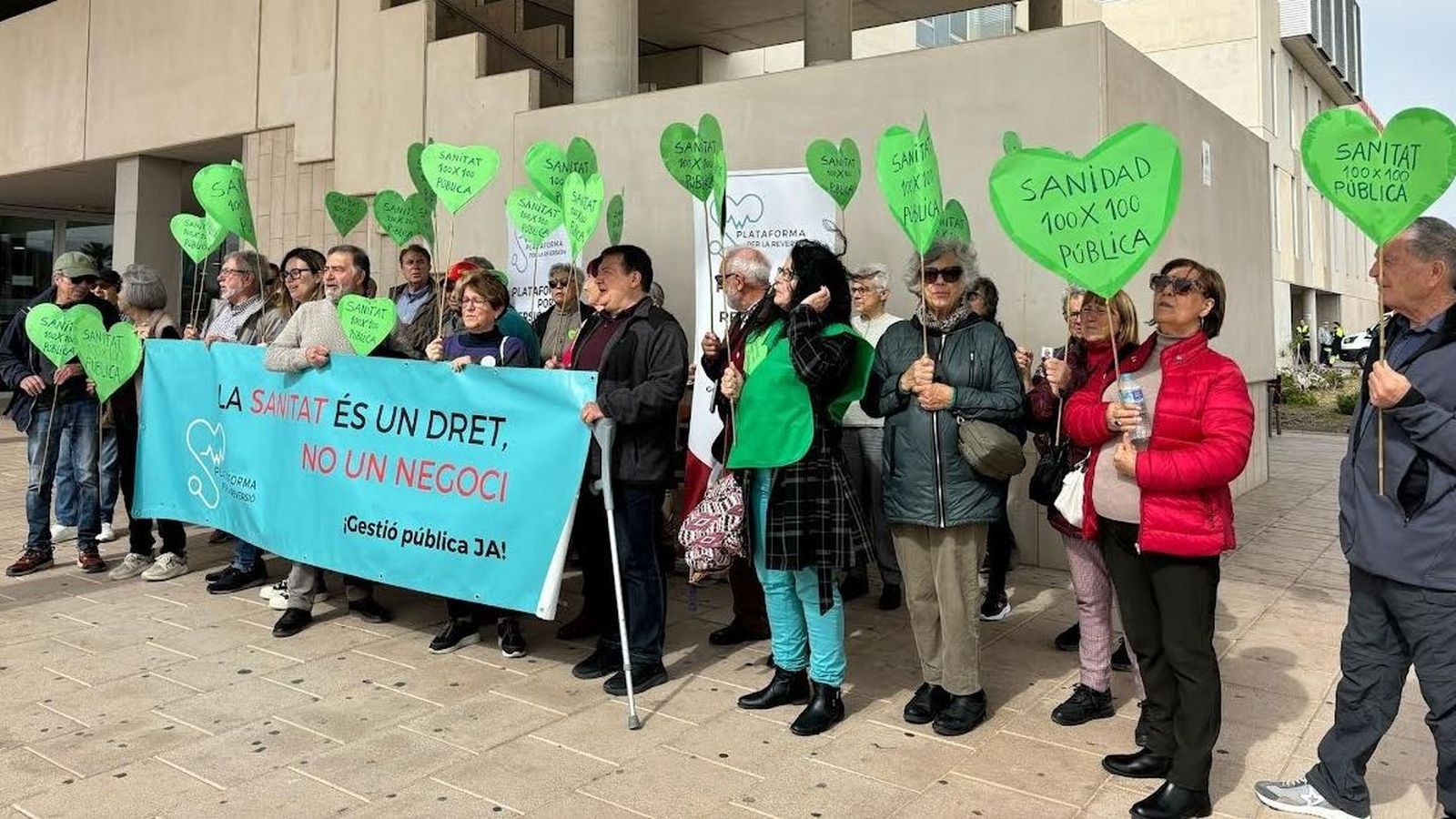 Els integrans de la Plataforma per la reversió del Vinalopó protesta davant l'hospital d'Elx