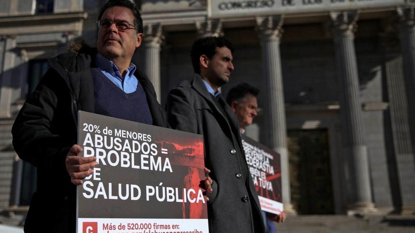 Víctimes d’abusos sexuals s'han concentrat aquest dijous davant el Congrés