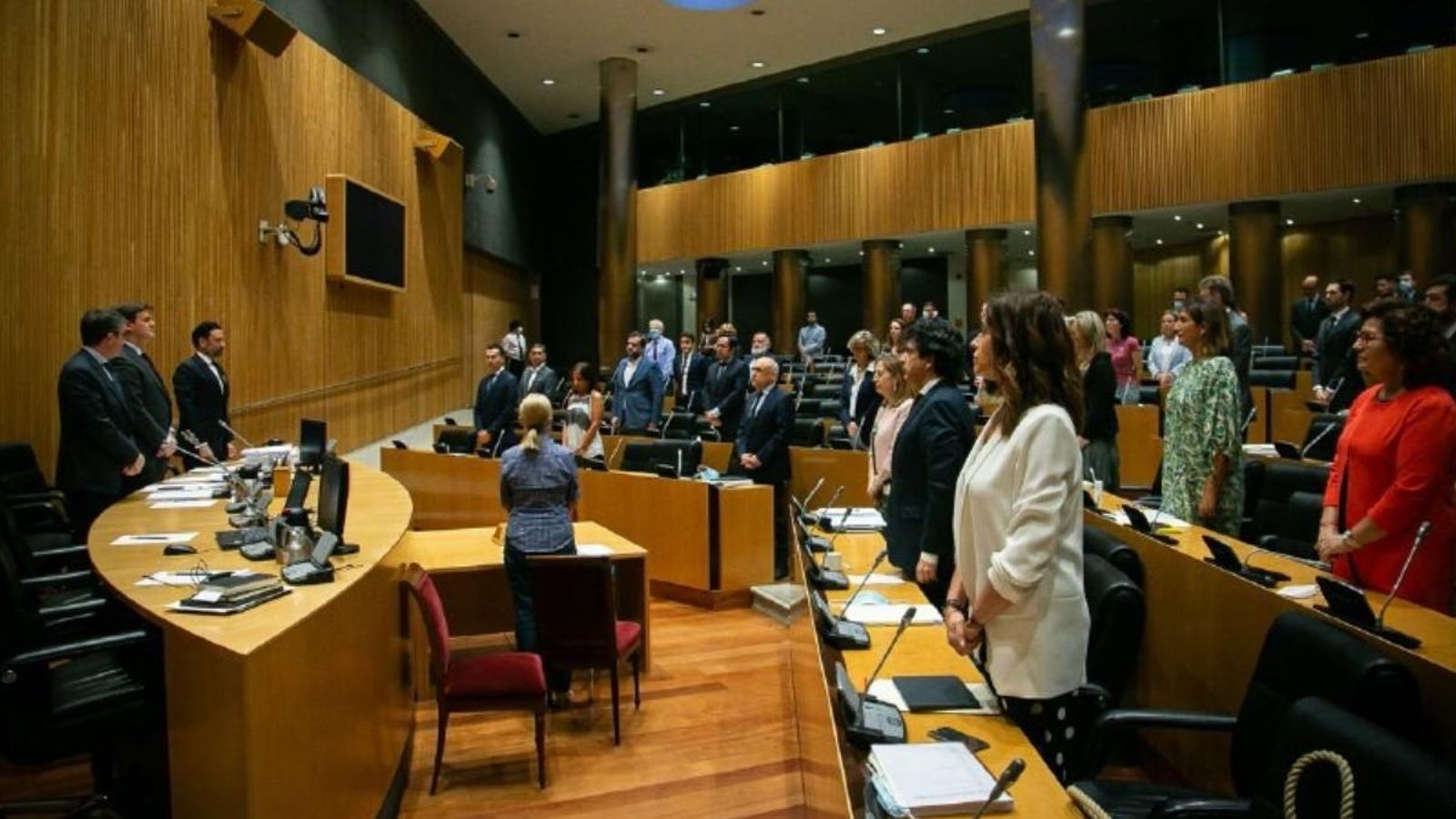 Els diputats de la comissió han guardat un minut de silenci pels morts per Covid-19