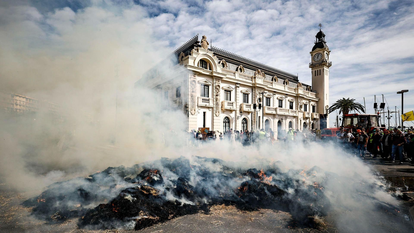 Els agricultors han cremat muntons de palla davant de l'emblemàtic edifici del Rellotge del port de València