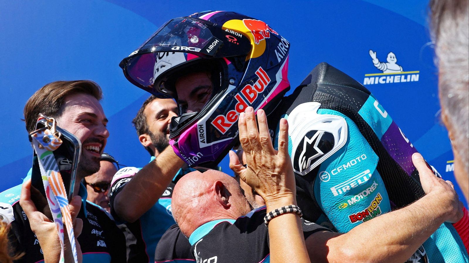 David Alonso celebra la victòria amb els membres de l'equip