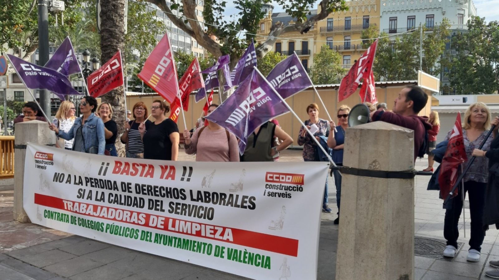 La concentració de protesta ha tingut lloc en la plaça de l'Ajuntament de València