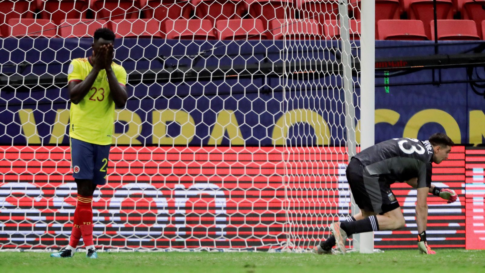 Emiliano Martínez para un penal a Yerry Mina en el partit entre Argentina i Colòmbia