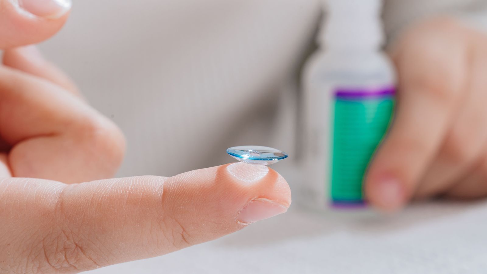 Una persona sosté unes lents de contacte