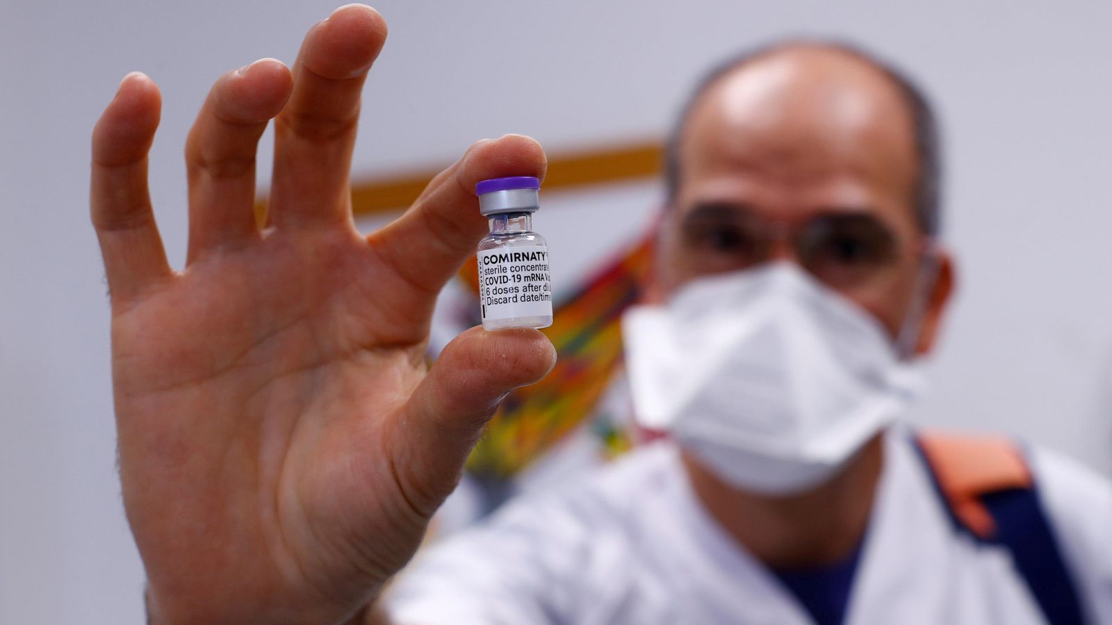 Un infermer sosté un vial de la vacuna de Pfizer