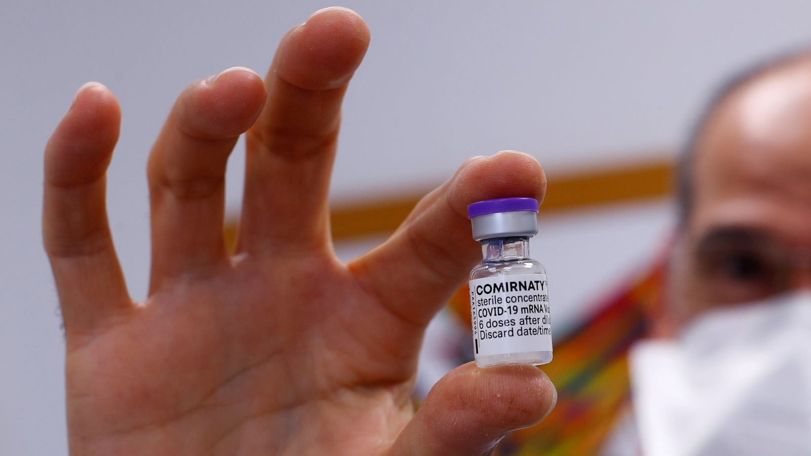 Un infermer sosté un vial de la vacuna de Pfizer