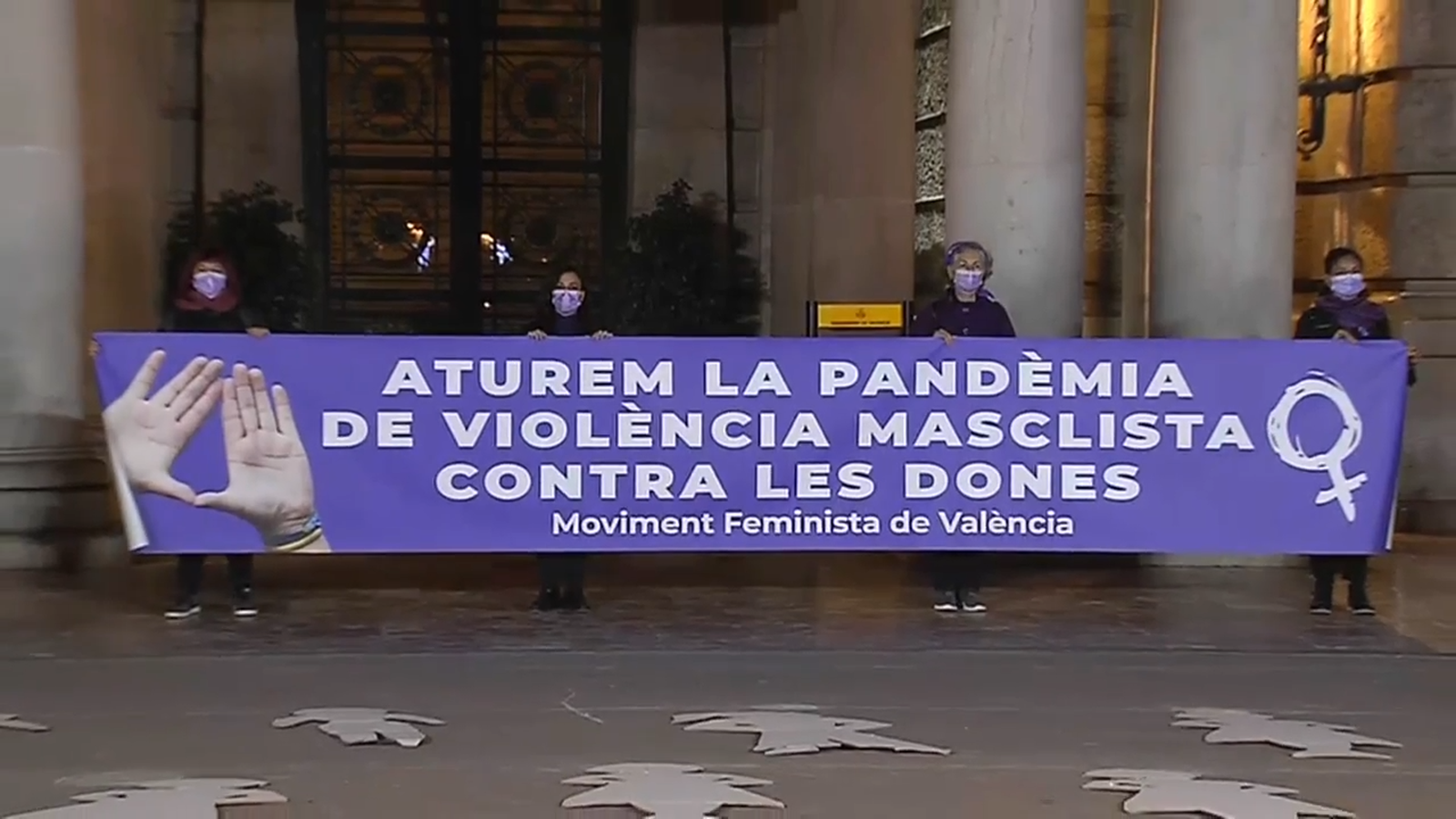 VÍDEO | La Coordinadora Feminista de València homenatja les dones assassinades per violència masclista