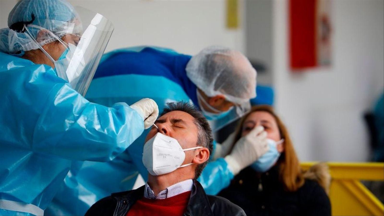 Dues persones es realitzen proves PCR, en una imatge d'arxiu