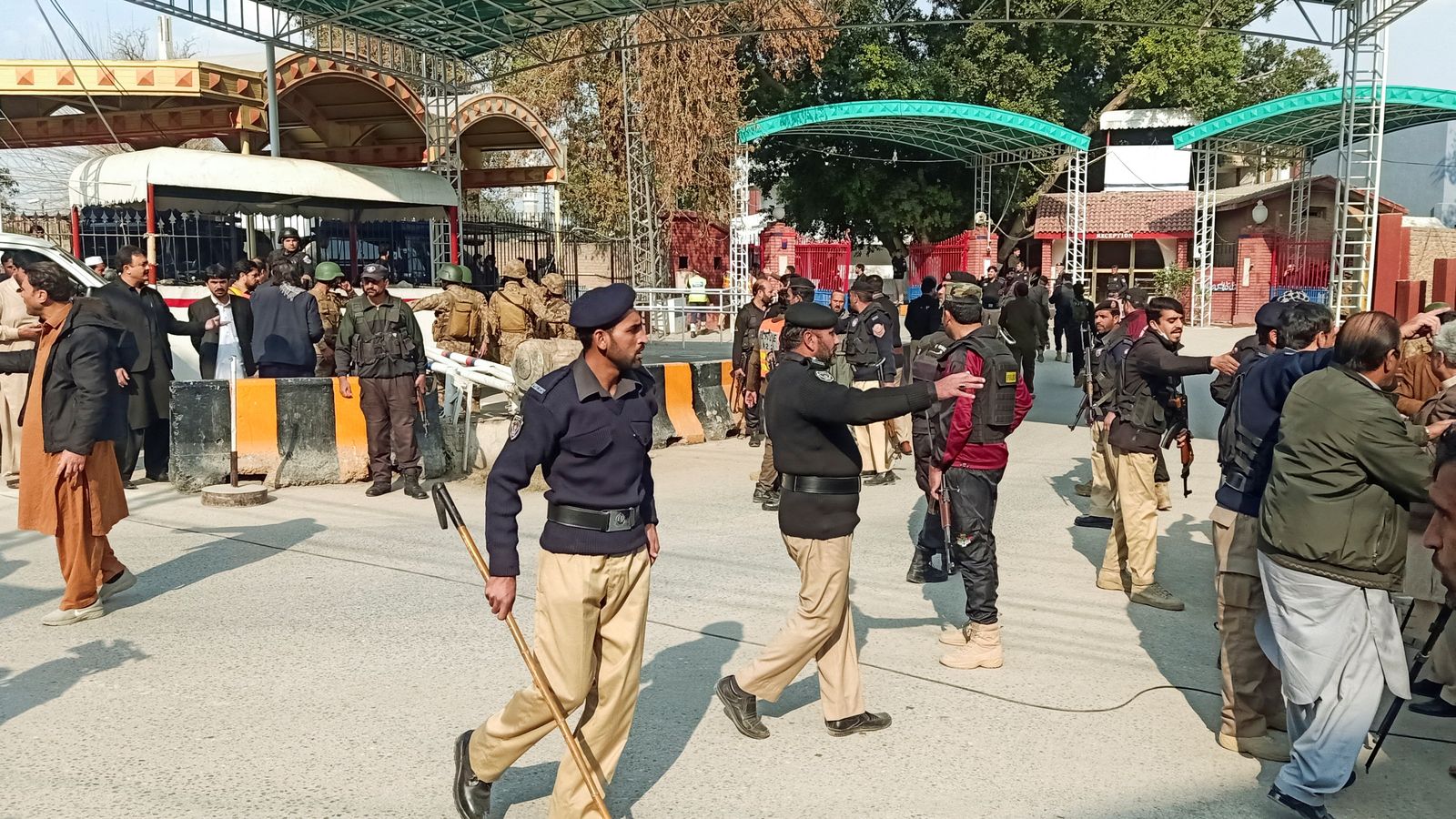 Dispositiu policial al voltant de la mesquita atacada al Pakistan