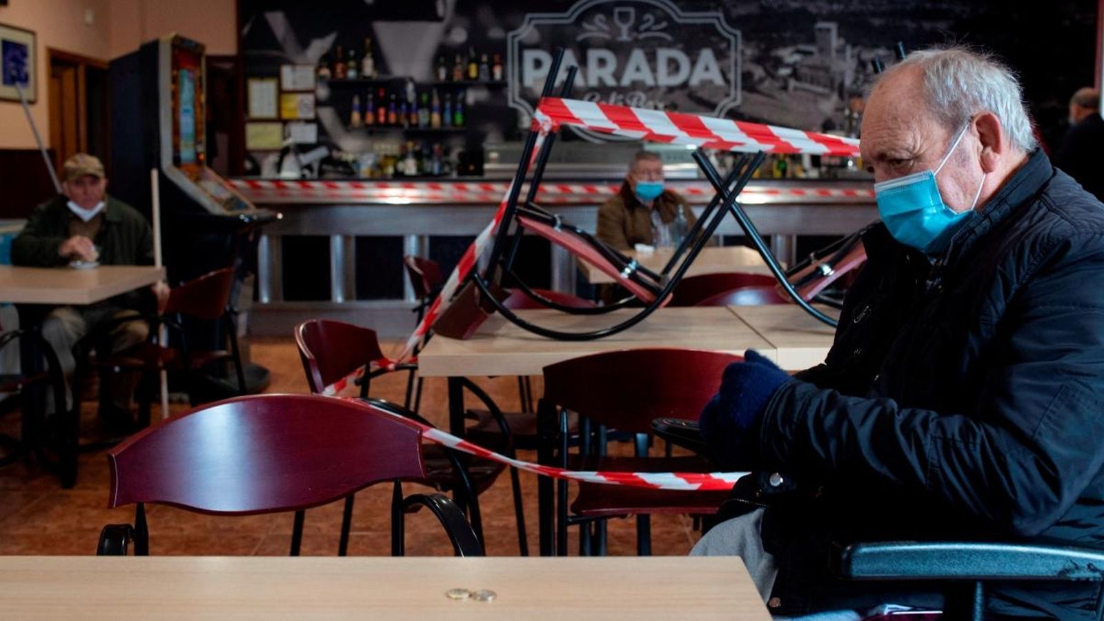 Diversos clients en l'interior d'un bar a la localitat gallega de Verín, on ja s'ha reobert l'hoteleria