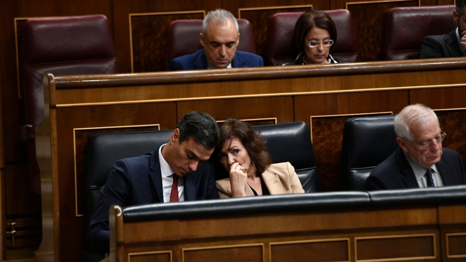 El president del Govern espanyol, Pedro Sánchez, i la vicepresidenta, Carmen Calvo, al Congrés dels Diputats en una imatge d'arxiu