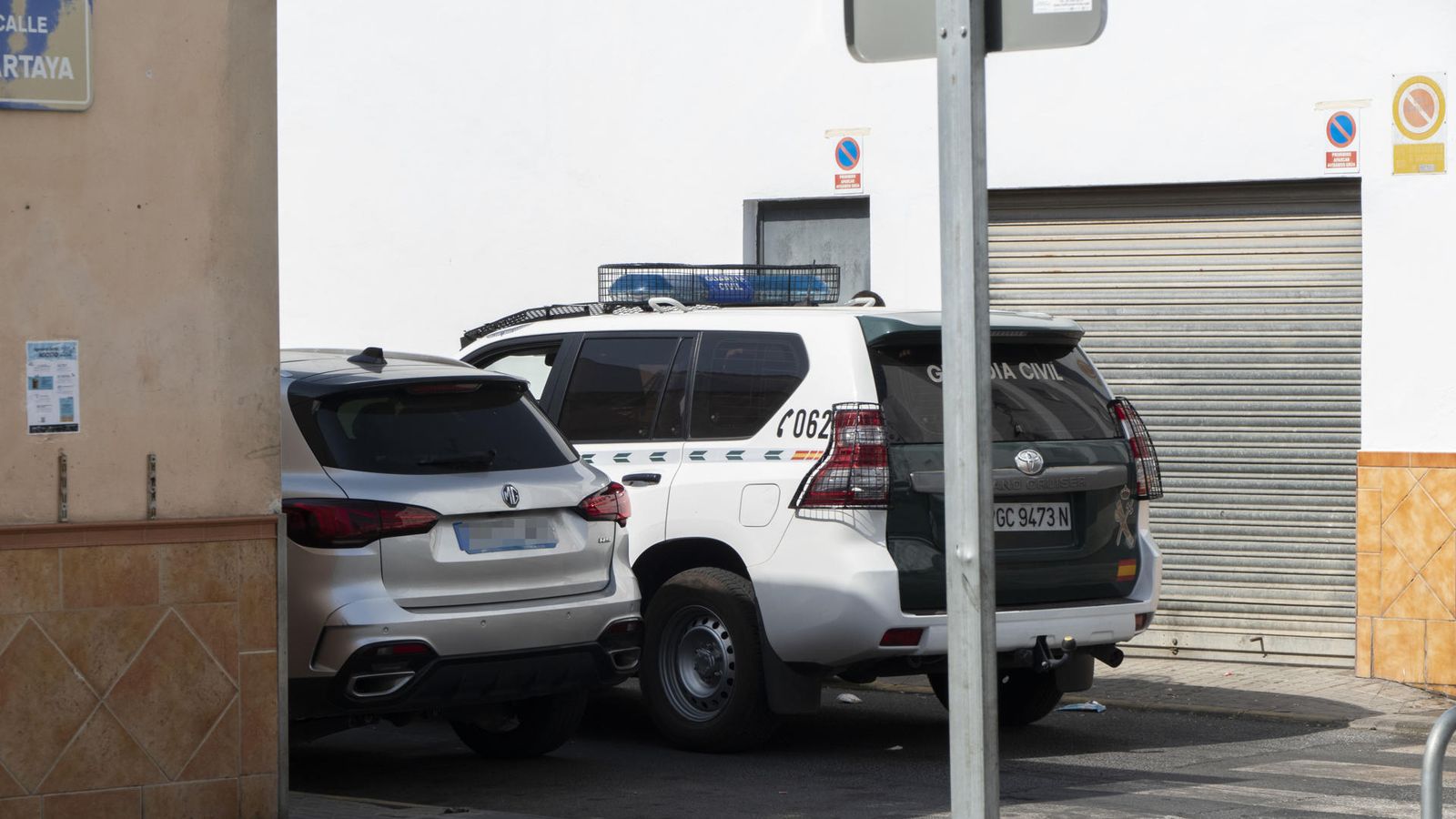 Vehicles policials en la zona en què va ocòrrer el succés