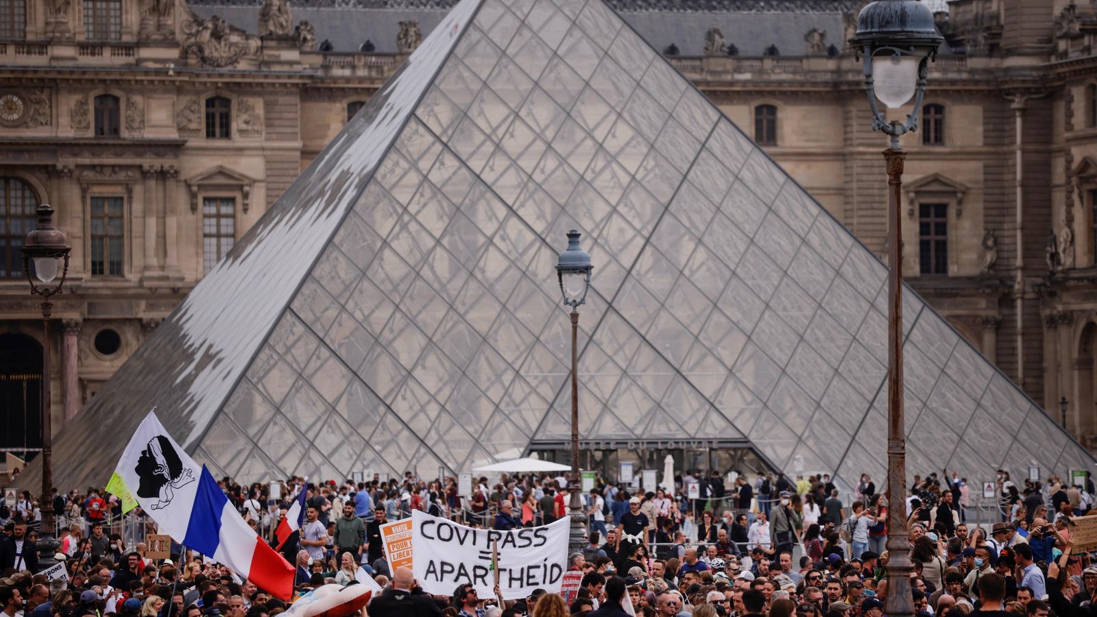 Milers de manifestants es reuneixen al costat de la piràmide del Louvre, a París, durant una manifestació contra el passaport vacunal a llocs culturals, transport, restaurant YOAN VALAT