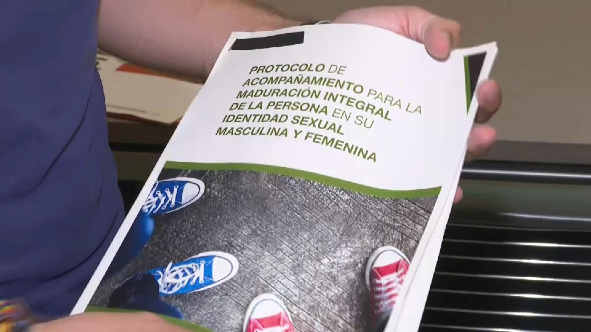 En imatge, un dels protocols d'actuació amb l'alumnat homosexual que han motivat la investigació de la Fiscalia En imatge, un dels protocols d'actuació amb l'alumnat homosexual que han motivat la investigació de la Fiscalia