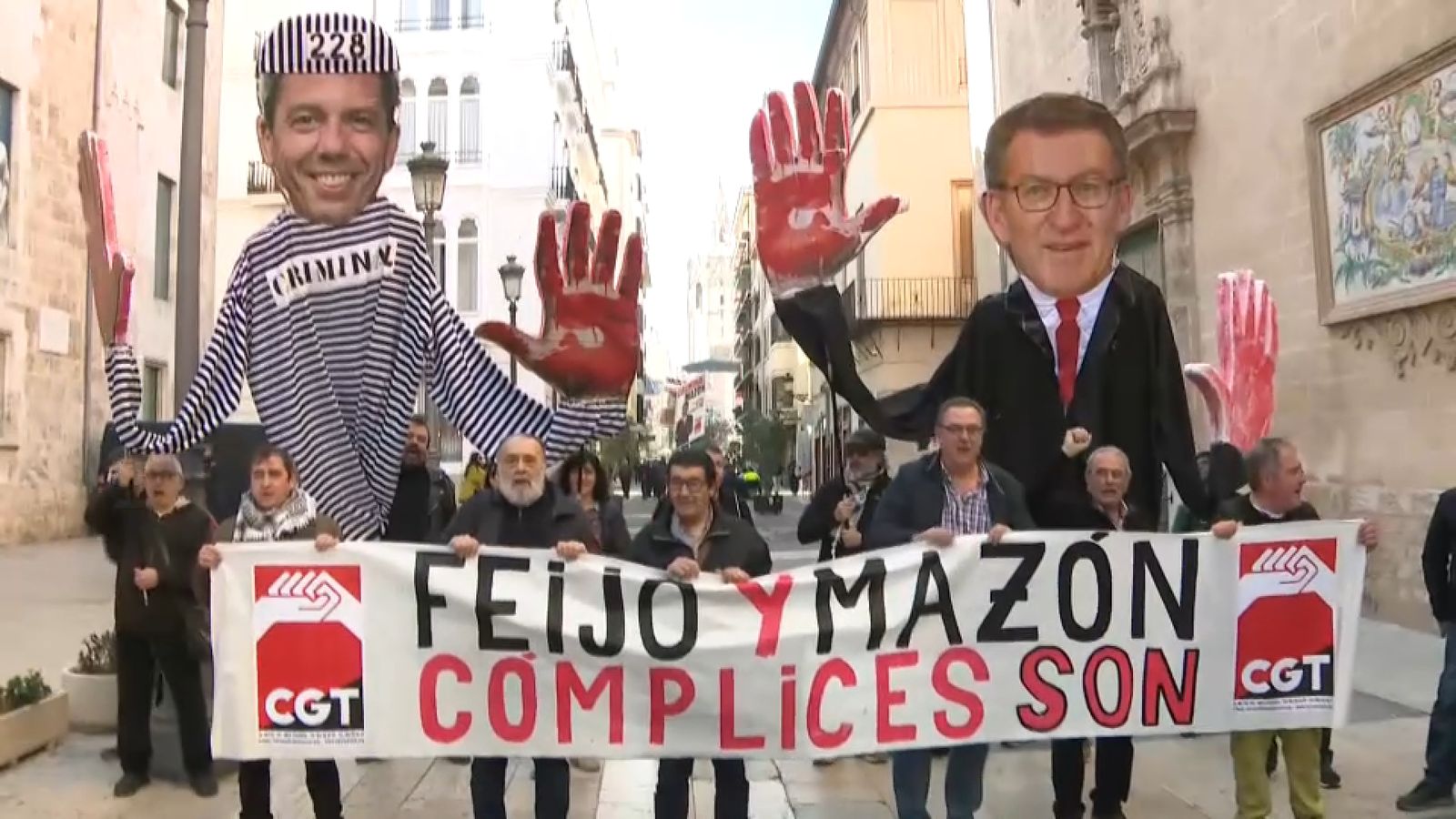 Concentració dels familiars de les víctimes a les portes de les Corts