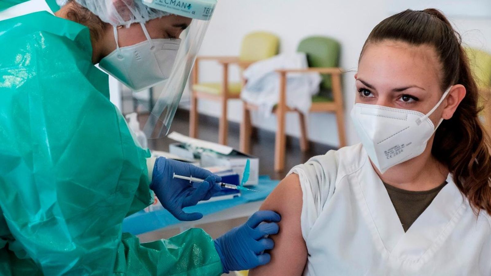 Personal sanitari inocula la vacuna contra la Covid-19 en una residència de majors