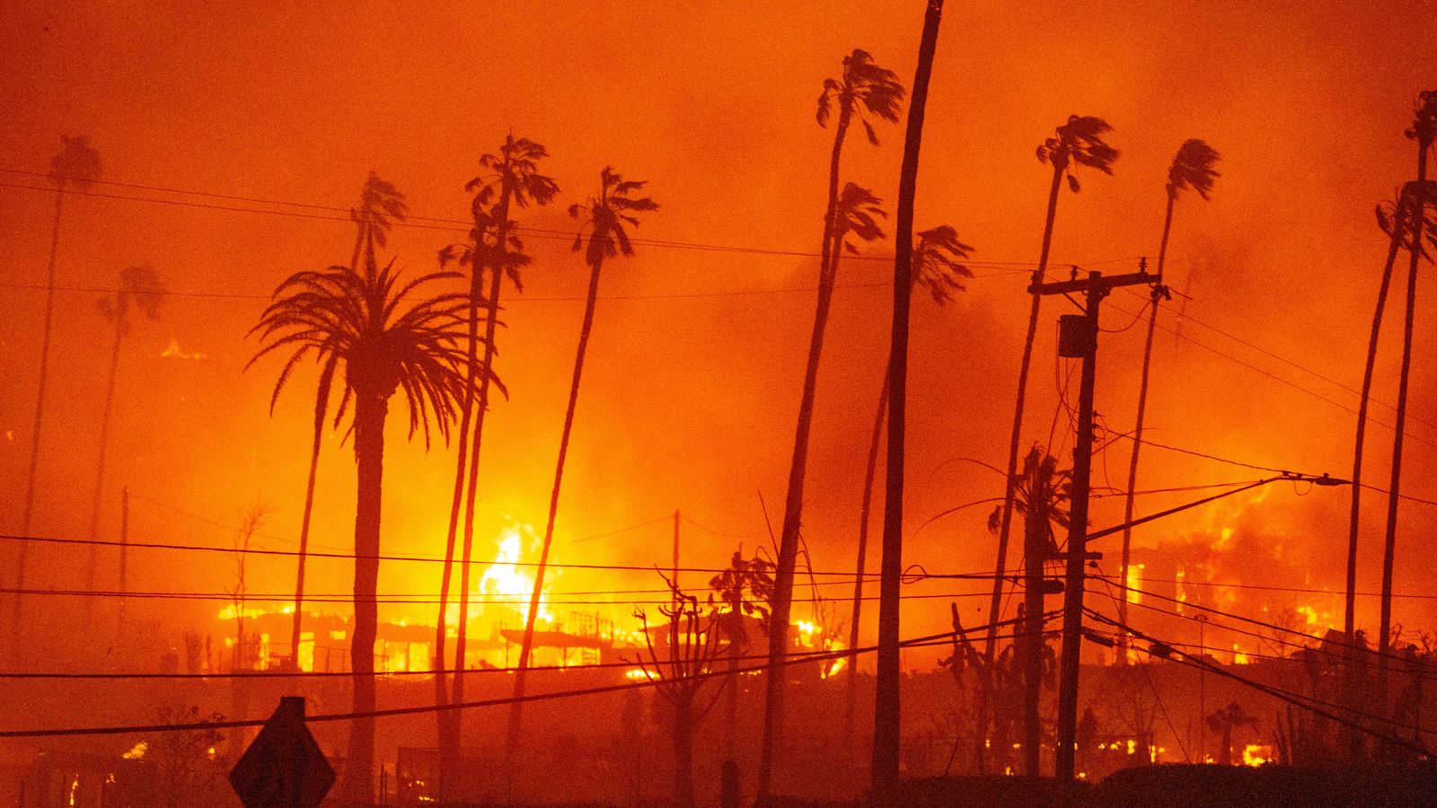 El foc devora una zona residencial al barri Pacific Palisades, Los Angeles