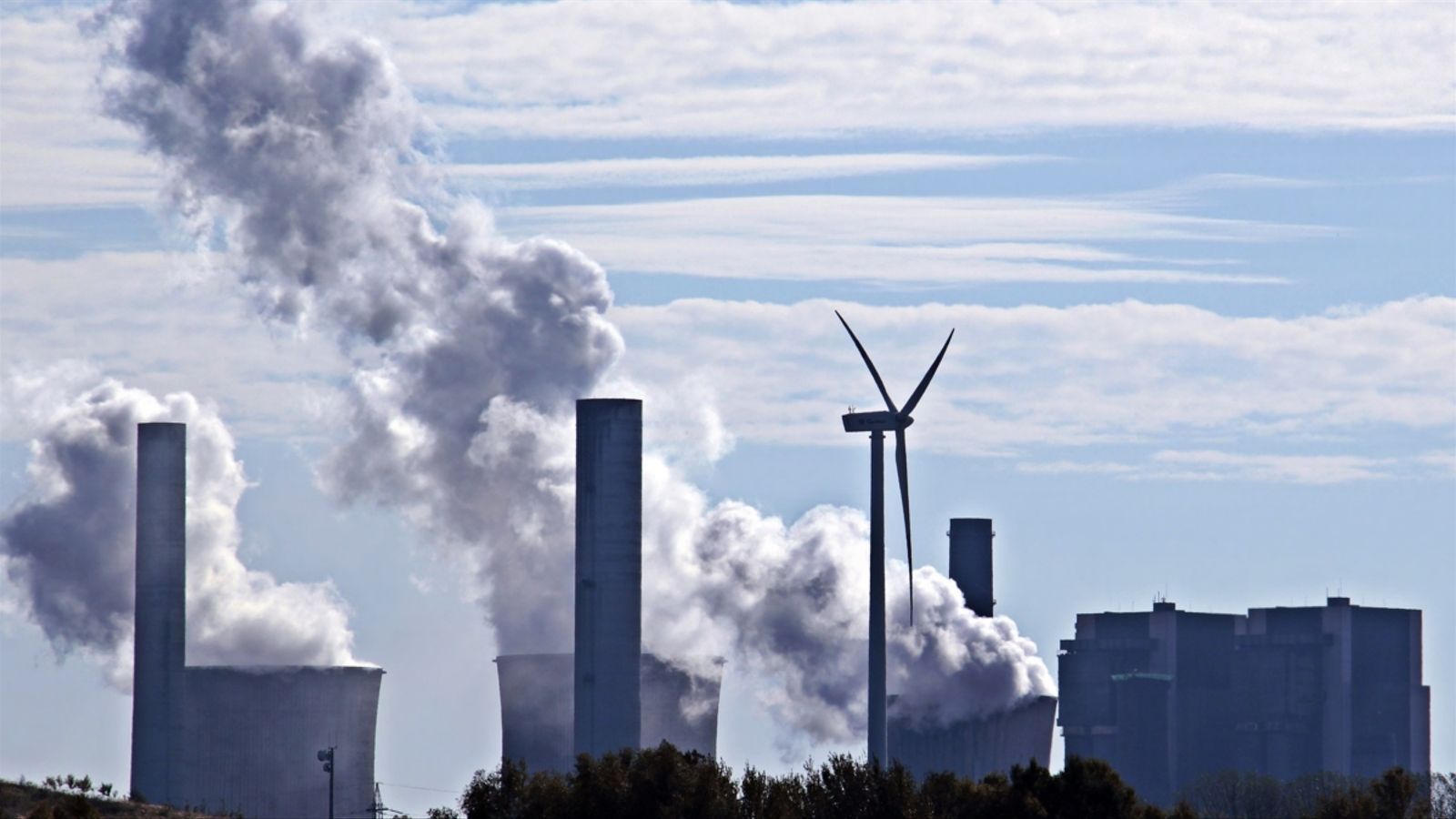 Imatge d'arxiu d'una planta emetent gasos a l'atmosfera