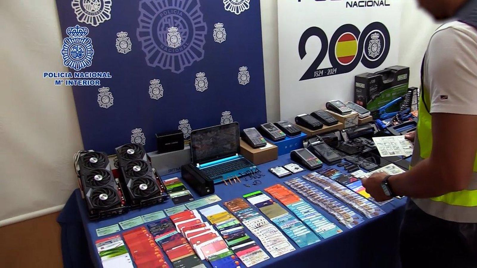 Els detinguts utilitzaven material informàtic i tecnologia avançada per a executar els robatoris