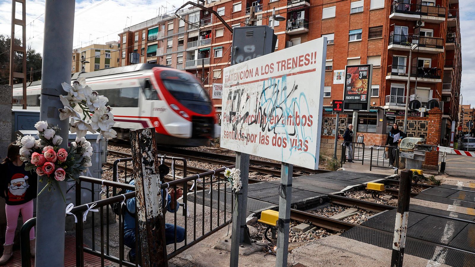 Pas a nivell d'Alfafar, pel qual passen diàriament vora 160 trens i quasi 1.500 vehicles