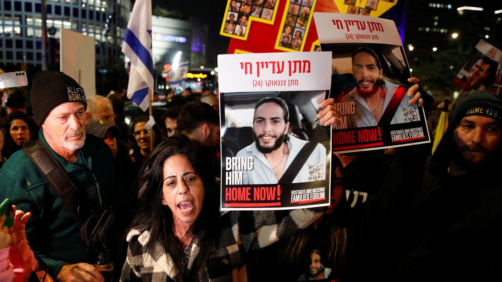 Einav Zangauker, exihebix la foto del seu fill, l'ostatge Matan Zangauker, pendent de ser alliberat