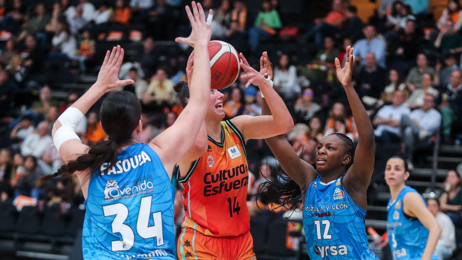 Dues jugadores tracten de taponar Raquel Carrera