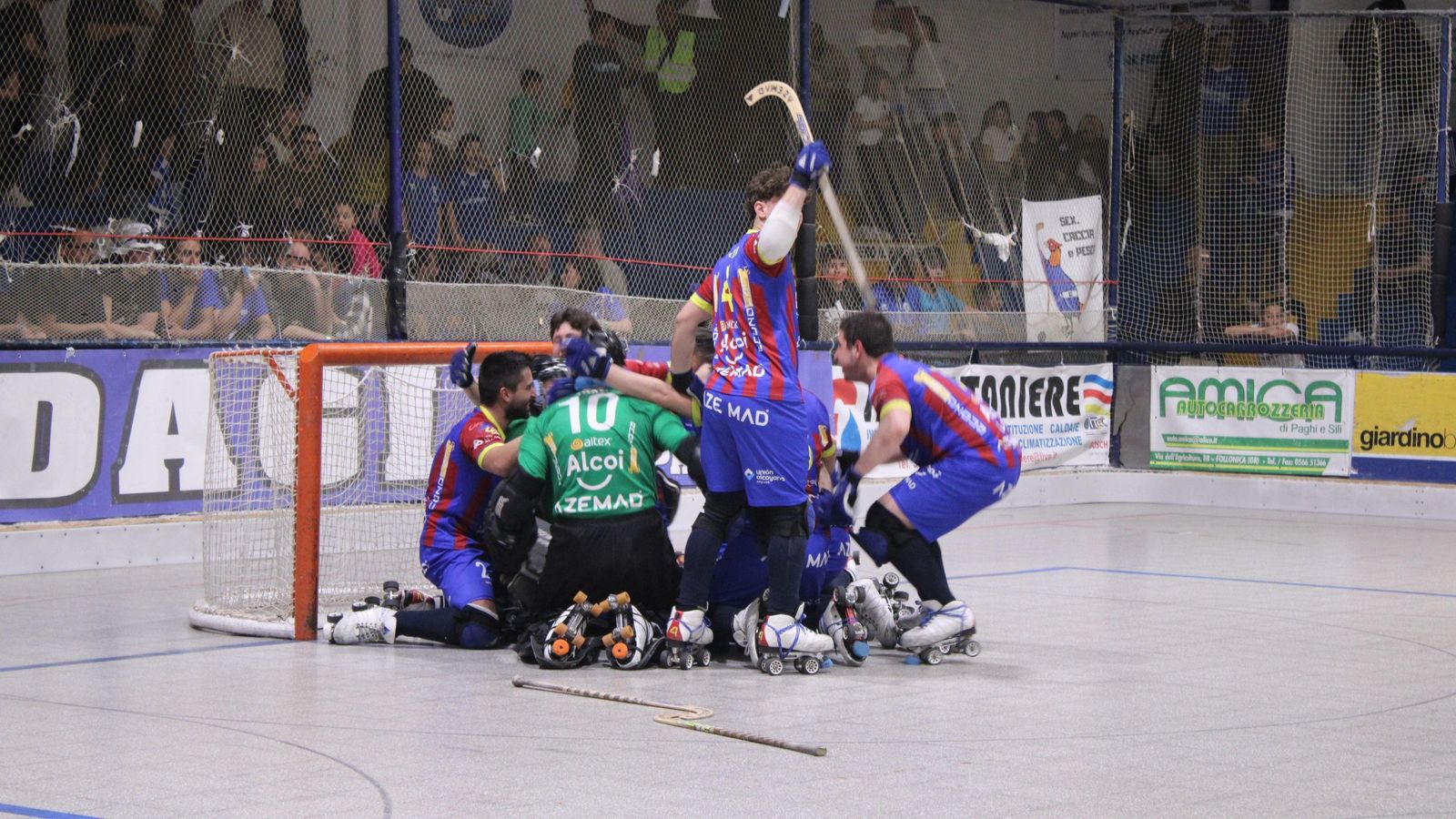 Els jugadors del Patí Alcodiam celebren la victòria