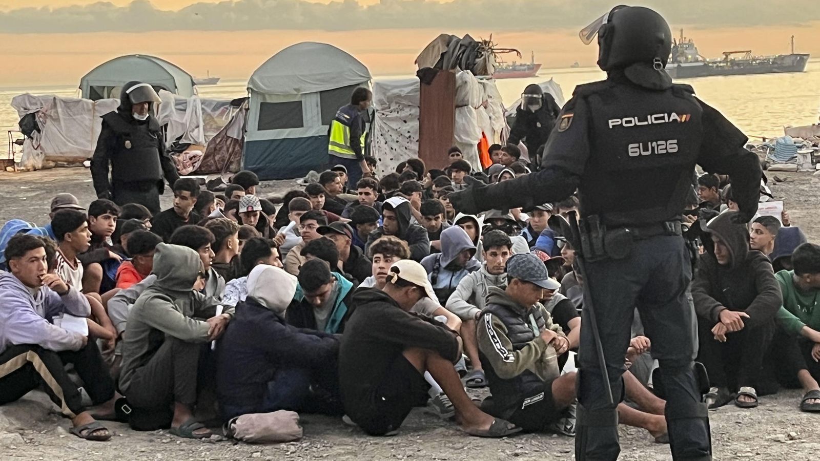 La Policia Nacional en el moment del desallotjament de la platja del Guano