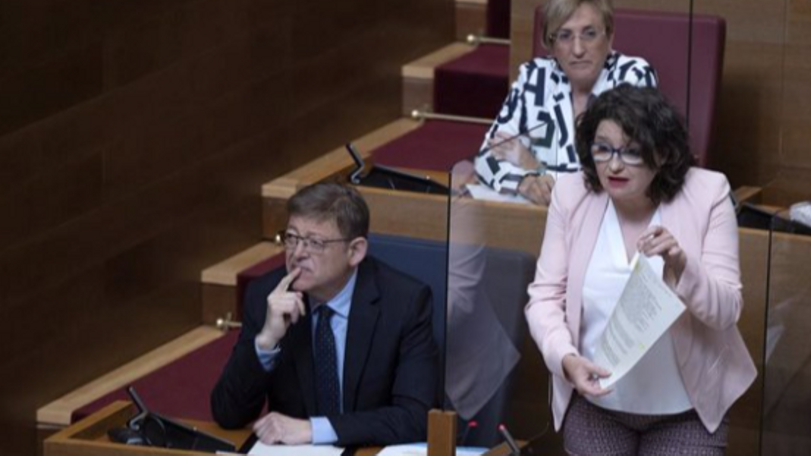 El president de la Generalitat, Ximo Puig, i la vicepresidenta, Mónica Oltra, en el les Corts en una imatge d'arxiu El president de la Generalitat, Ximo Puig, i la vicepresidenta, Mónica Oltra, en el les Corts en una imatge d'arxiu