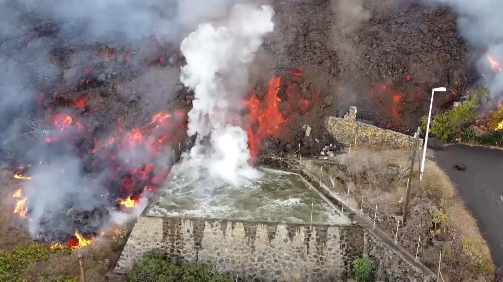 La lava baixa cap a la mar envoltada de gasos tòxics