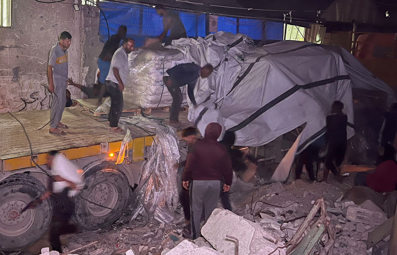 La descàrrega d'un dels camions d'ajuda humanitària