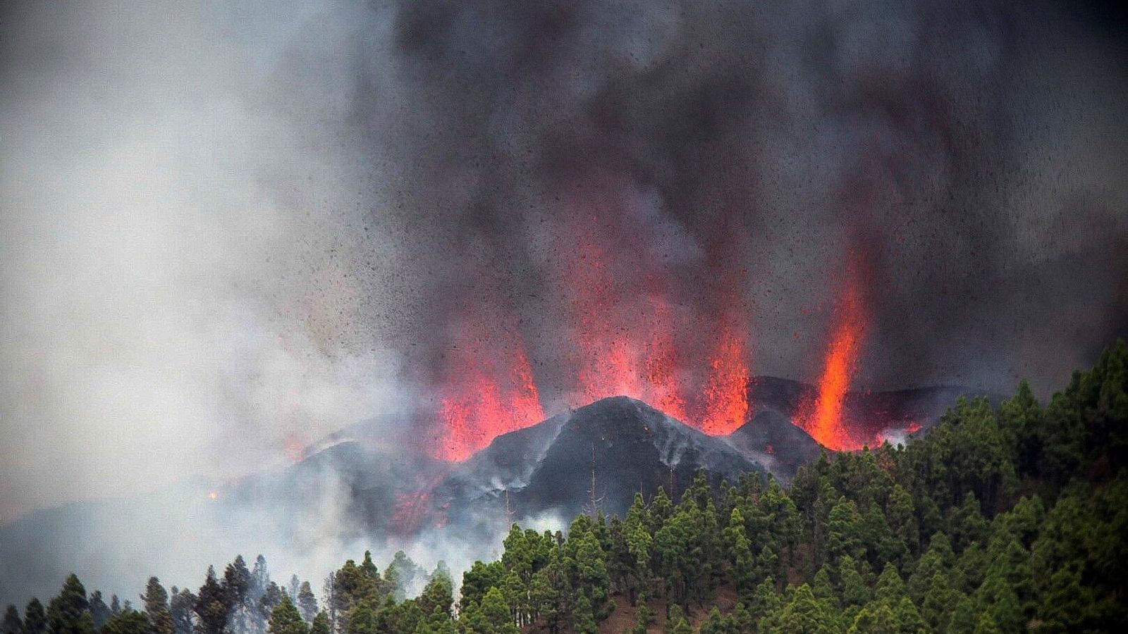 Moment de l'erupció volcànica a La Palma