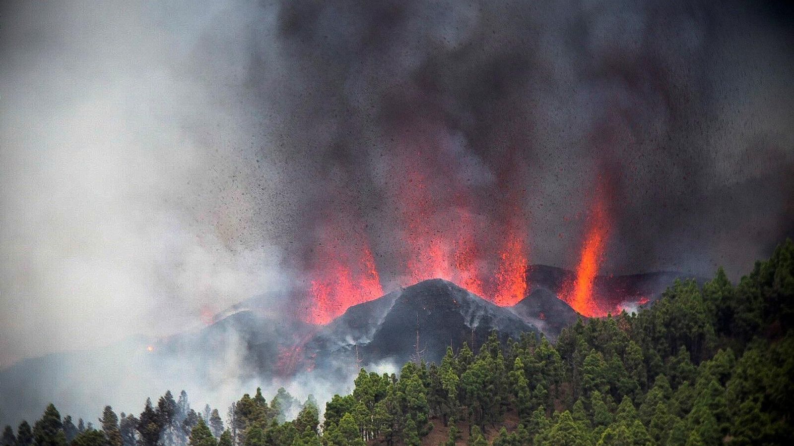 Moment de l'erupció volcànica a La Palma