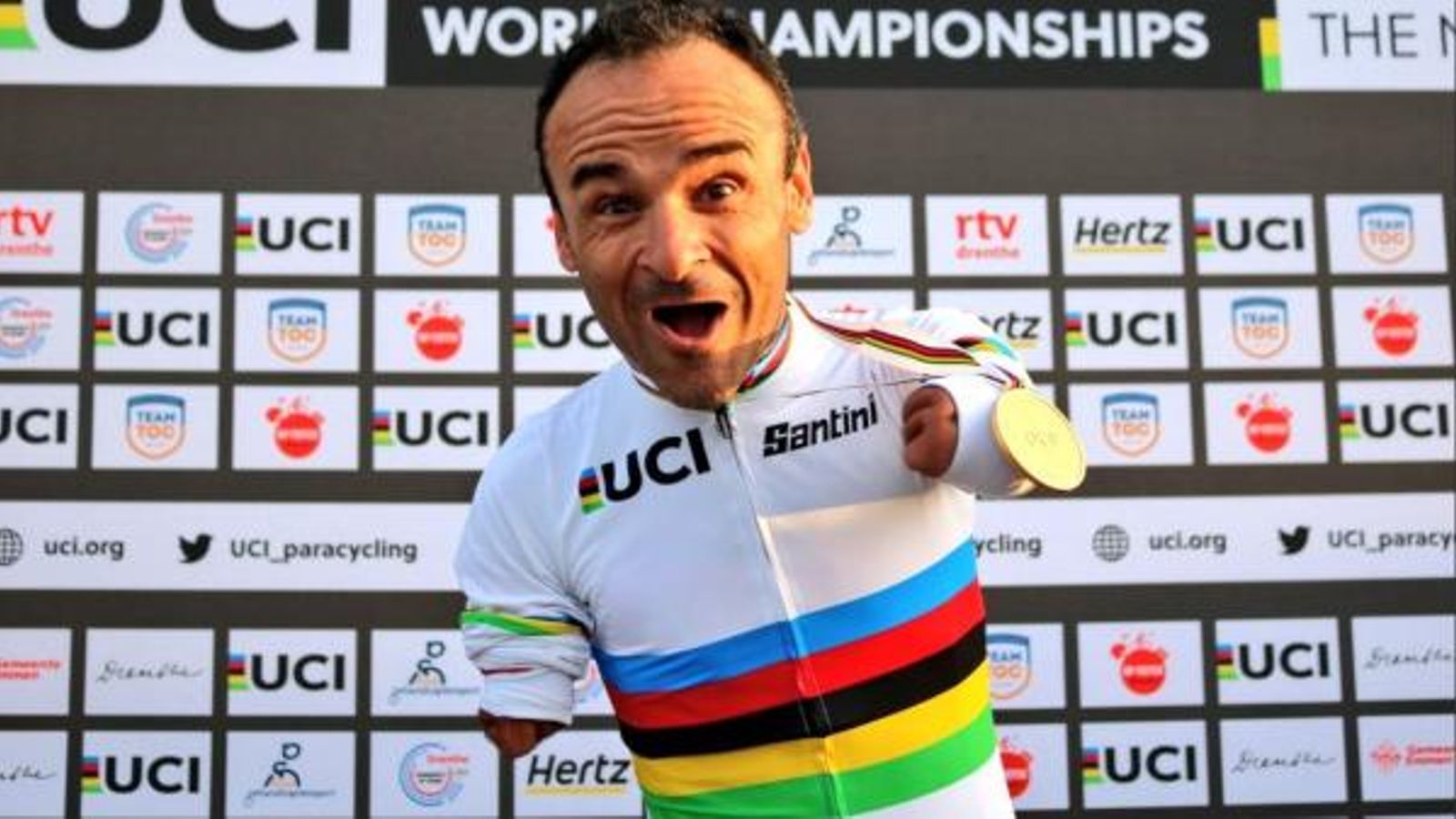 Ricardo Ten posa amb el maillot arcoiris que l'acredita coma campió del món